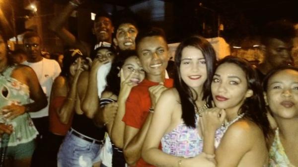 Oz Bambaz arrasta multidão na primeira noite de carnaval em Floriano.(Imagem:FlorianoNews)