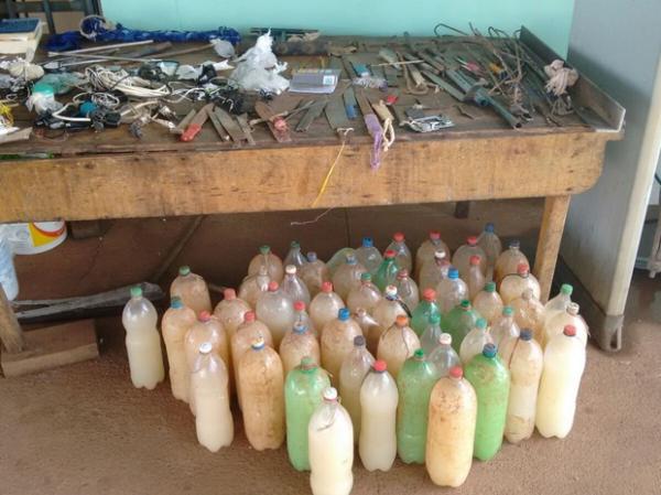 Agentes encontram cachaça, facas e droga em Colônia Agrícola no Piauí
