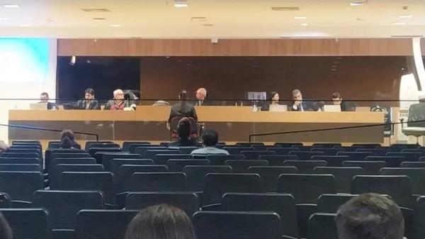 Julgamento de suspeito de atropelar e matar enfermeira e ferir namorada acontece no Tribunal do Júri