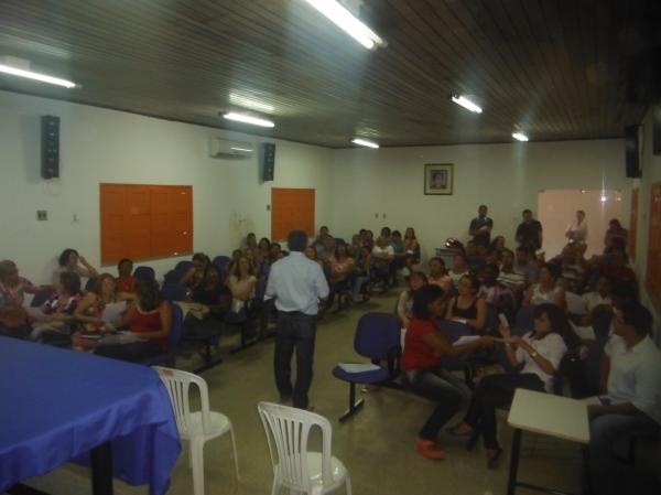 Sec. de Educa&ccedil;&atilde;o realizou reuni&atilde;o com diretores das escolas municipais.(Imagem:FlorianoNews)