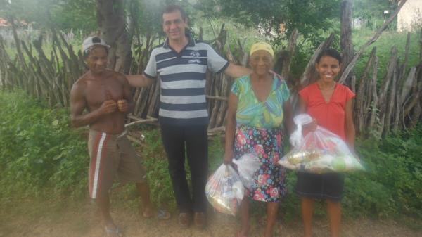 Prefeito fez entrega de cestas b&aacute;sicas nas comunidades rurais.(Imagem:FlorianoNews)