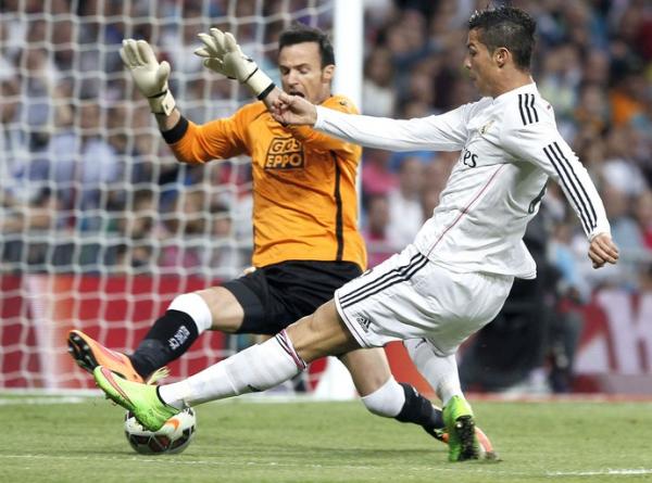 Manu Herrera, goleiro do Elche, teve trabalho com Cristiano Ronaldo nesta ter&ccedil;a no Santiago Bernab&eacute;u.(Imagem:EFE)