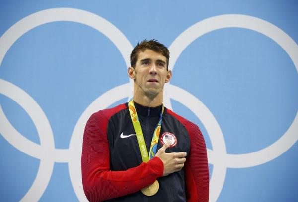 Michael Phelps se emociono no alto do p&oacute;dio dos  200m medley.(Imagem: Reuters)