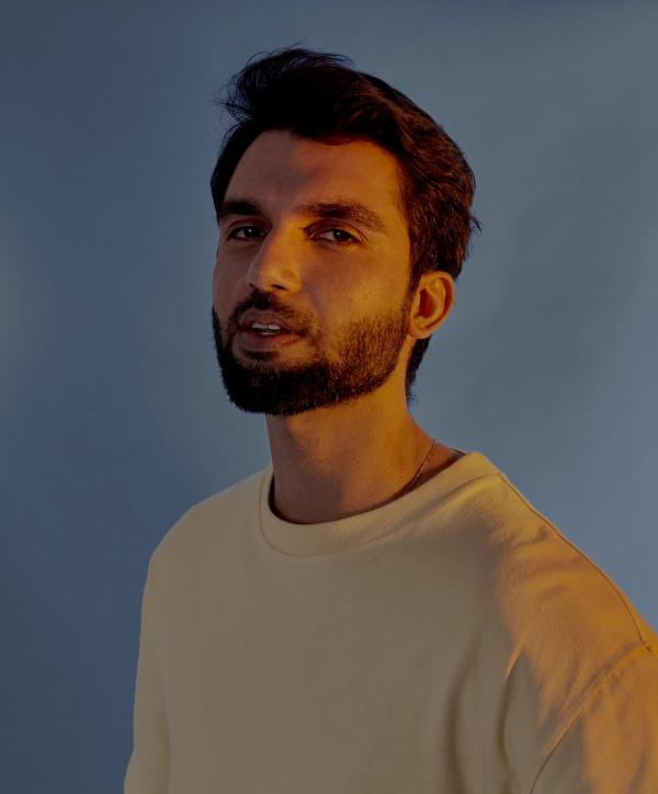 O que se ouve é (mais) uma música explicitamente pop de Silva. E mal nenhum há nisso, cabe sempre enfatizar. Silva faz música pop, feliz, e ponto. Música formatada com suaves prog(Imagem:Reprodução)