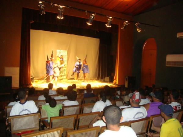 Semana da Crian&ccedil;a - Teatro para os alunos da Apae no Espa&ccedil;o Cultural Maria Bonita(Imagem:Amarelinho)