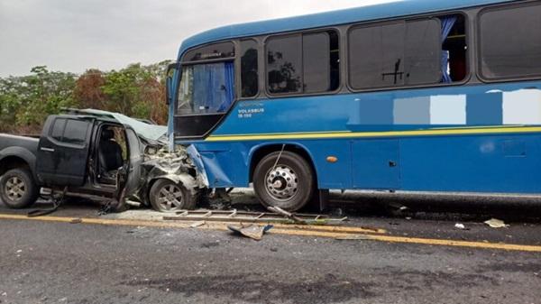 Carro e &ocirc;nibus escolar se envolvem em acidente no Piau&iacute;(Imagem:divulga&ccedil;&atilde;o/ PRF)