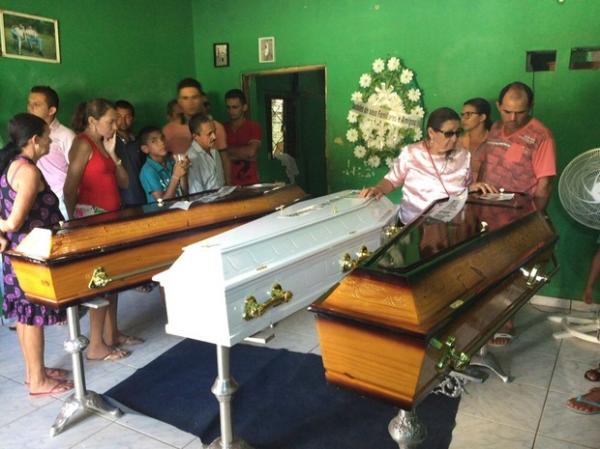 Às vésperas do Natal, família sepulta cinco mortos em grave acidente