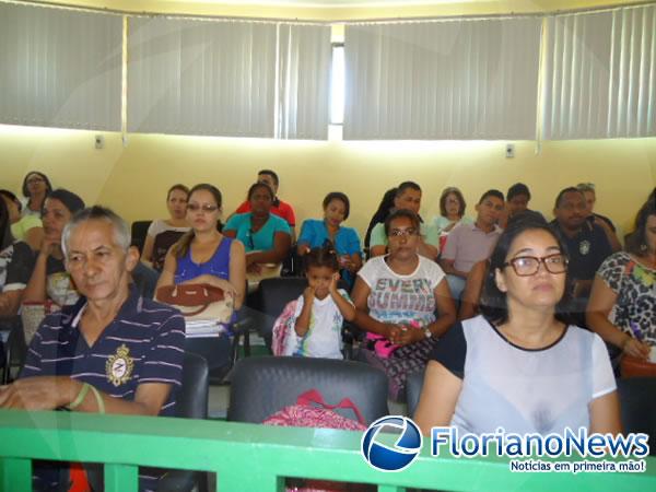 Trabalhadores em educa&ccedil;&atilde;o da rede municipal participam de assembleia geral.(Imagem:FlorianoNews)
