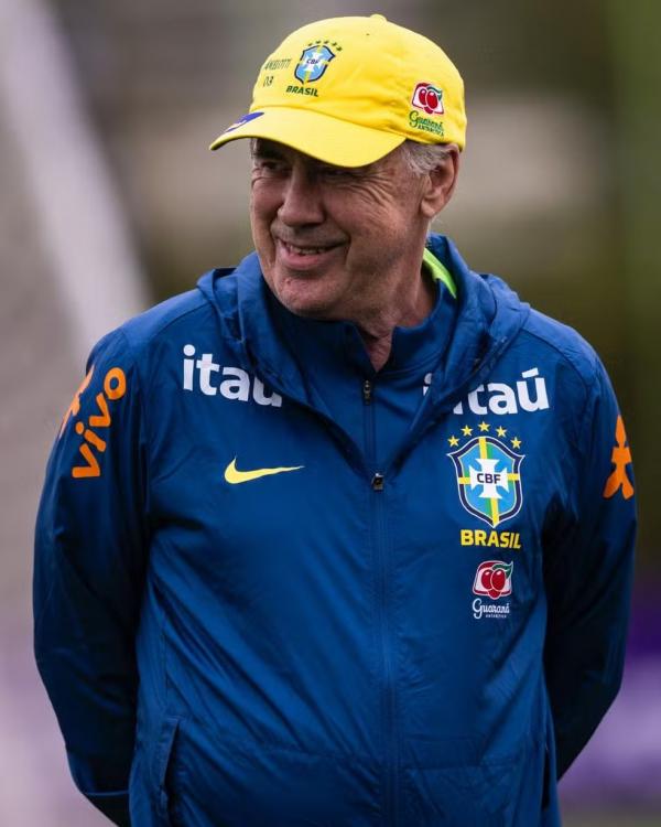 Ancelotti comandando treinamento da Sele&ccedil;&atilde;o Brasileira.(Imagem: L&eacute;o Sgua&ccedil;abia)
