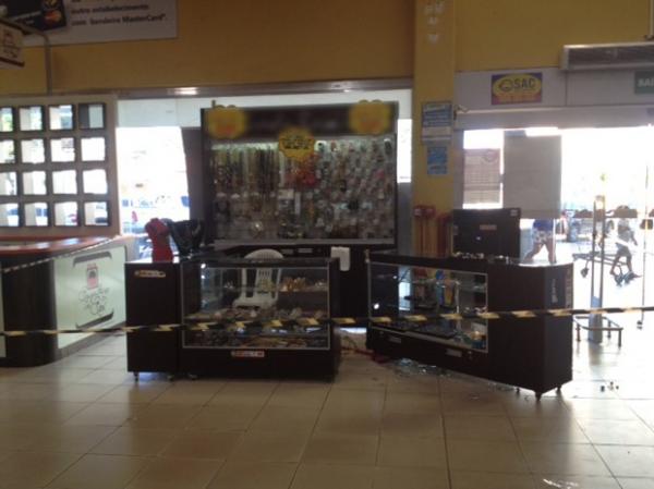 Os assaltantes teriam errado a vitrine e levaram apenas r&eacute;plicas das joias.(Imagem:Yara Pinho/G1)