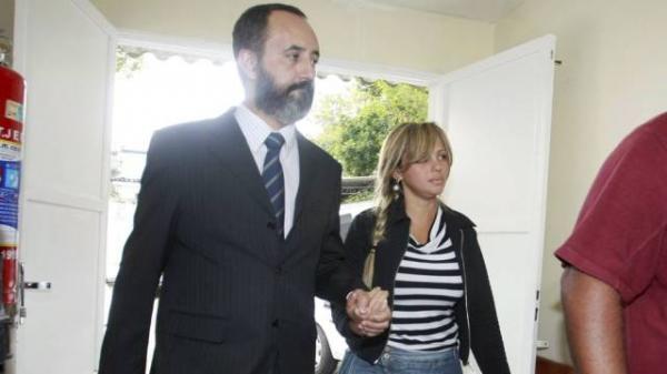 Adriana chegou ao F&oacute;rum de Rio Bonito acompanhada do advogado.(Imagem:Fabiano Rocha  )