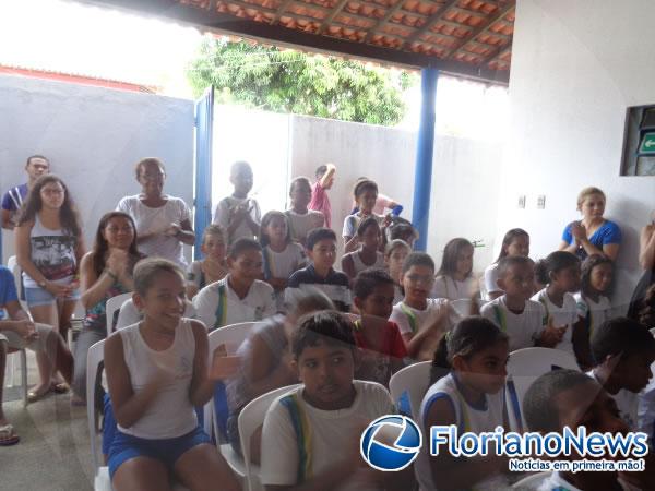 Alunos se divertem com apresentação de danças na Semana da Criança.(Imagem:FlorianoNews)