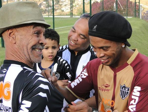 Assis toma rédeas, afasta 'parceiros', e Ronaldinho cresce no Atlético-MG