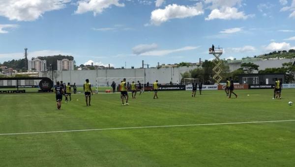  Treino do Corinthians neste s&aacute;bado foi sob forte sol.(Imagem:Guilherme Pereira)