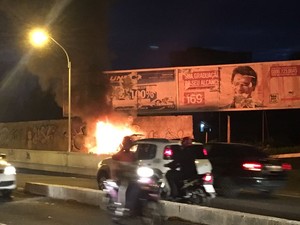 Carro pega fogo em avenida de Teresina e trânsito fica congestionado