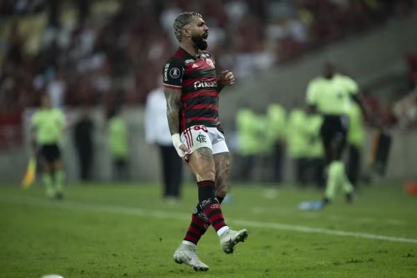 Gabigol sente e deixa o campo na partida entre Flamengo e Bol&iacute;var.(Imagem:Jorge Rodrigues/AGIF)