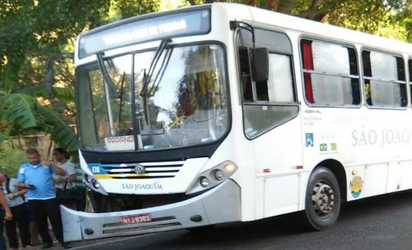 &Ocirc;nibus da Emp. S&atilde;o Joaquim com v&aacute;rios passageiros colide em caminhonete.(Imagem:Realidade em Foco)