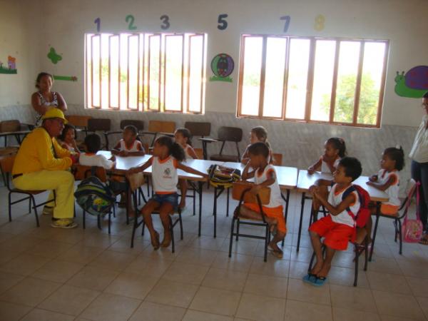amarelinho e as crian&ccedil;as(Imagem:reda&ccedil;&atilde;o)