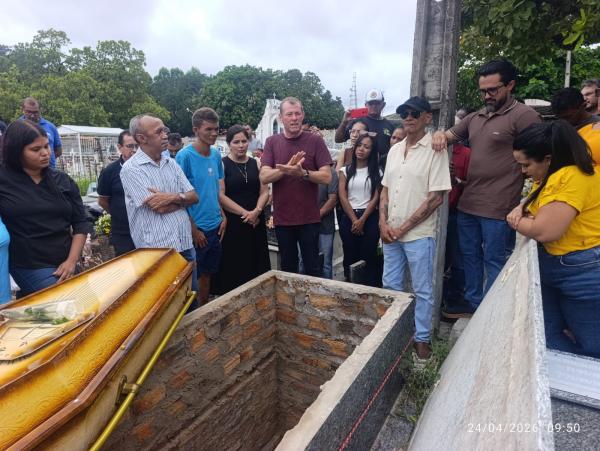 Corpo do repórter Joilson Leandro é sepultado em Floriano sob homenagens de familiares, amigos e colegas(Imagem:FlorianoNews)