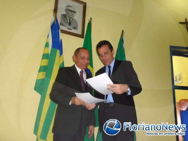 Prefeito Gilberto J&uacute;nior concede Medalha do M&eacute;rito Agr&ocirc;nomo Parentes ao Prof. Luiz Paulo.(Imagem:FlorianoNews)