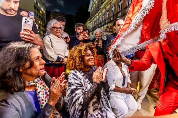 Renata Almeida Magalh&atilde;es (esquerda) e Zez&eacute; Motta na pr&eacute;-estreia de Xica da Silva no Rio de Janeiro.(Imagem:Michele Castilho/Divulga&ccedil;&atilde;o)