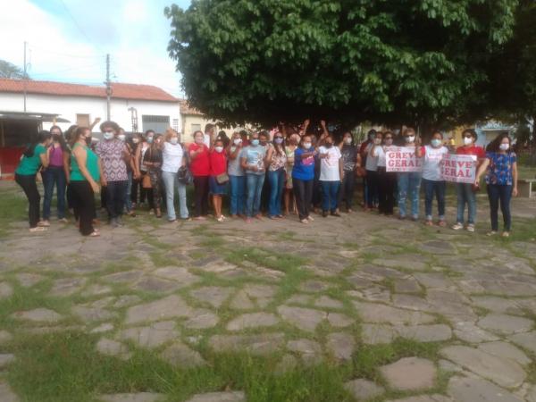 Trabalhadores da Educa&ccedil;&atilde;o em greve fazem manifesta&ccedil;&atilde;o em Floriano(Imagem:FlorianoNews)
