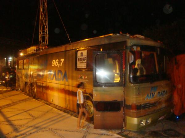 &Ocirc;nibus da Alvorada Fm Vitrine sob Rodas(Imagem:reda&ccedil;&atilde;o)