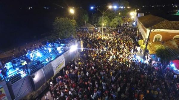 Vendedores ambulantes comemoram as vendas no Carnaval de Floriano.(Imagem:SECOM)