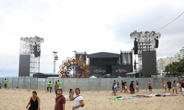 Palco do show Todo Mundo no Rio que ter&aacute; apresenta&ccedil;&atilde;o da cantora colombiana Shakira, no s&aacute;bado (02), na praia de Copacabana, zona sul do Rio de Janeiro. (Imagem: Tomaz Silva/Ag&ecirc;ncia Brasil)
