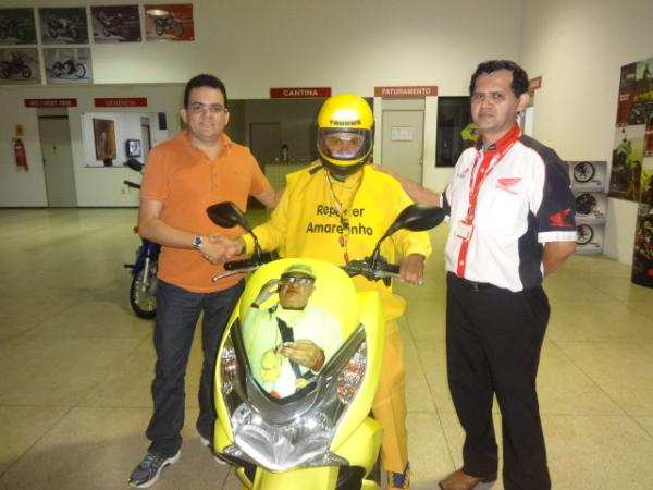 Repórter Amarelinho recebeu nova moto personalizada da Cajueiro Motos