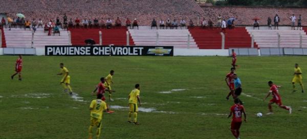 No campo encharcado, o 4 de Julho dominou a partida e conquistou sua primeira vit&oacute;ria na Arena Ytacoatiara no Campeonato Piauiense 2013.(Imagem:Josiel Martins)