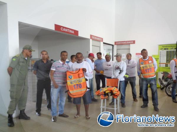 Mototaxistas florianenses recebem coletes de seguran&ccedil;a.(Imagem:FlorianoNews)