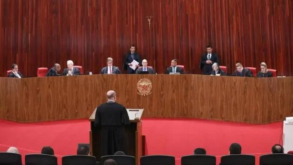 TSE atende Lula e suspende direito de resposta concedido a Bolsonaro