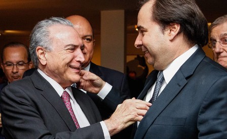 Rodrigo Maia recebe Temer e Aécio fora da agenda em reunião