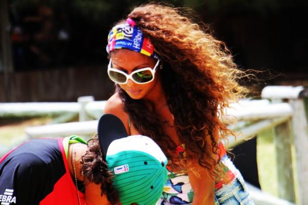Estef&acirc;nia Rosa treina crian&ccedil;as e adolescentes para a pr&aacute;tica do kitesurfe. (Imagem:Emanuele Madeira)