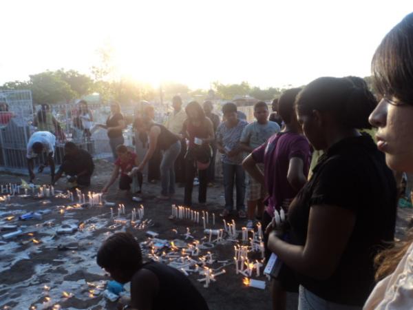 Pessoas acendendo velas no cruzeiro - Cemit&eacute;rio Central de Floriano(Imagem:Cida Santana)
