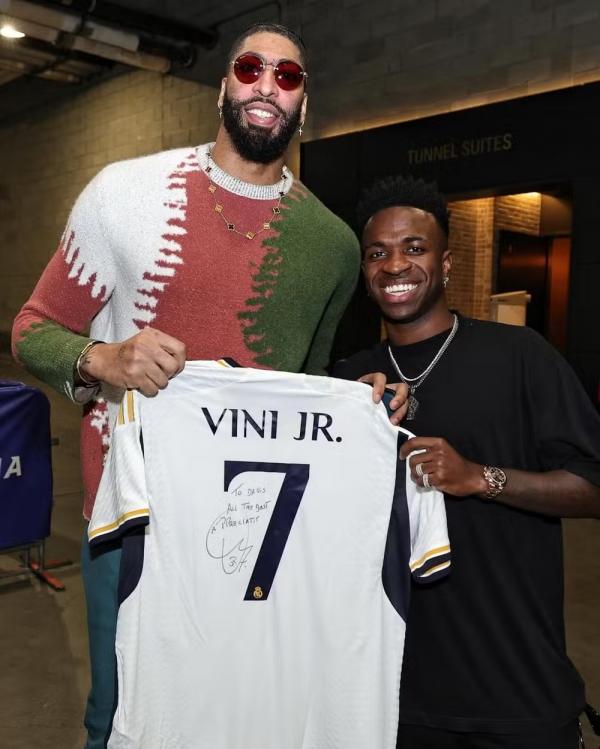 Anthony Davis recebe camisa autografada de Vini Jr.(Imagem:Reprodu&ccedil;&atilde;o/Twitter)