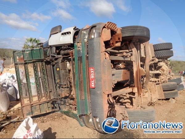 Carreta carregada de milho tomba na Rotat&oacute;ria do Paracaty.(Imagem:FlorianoNews)