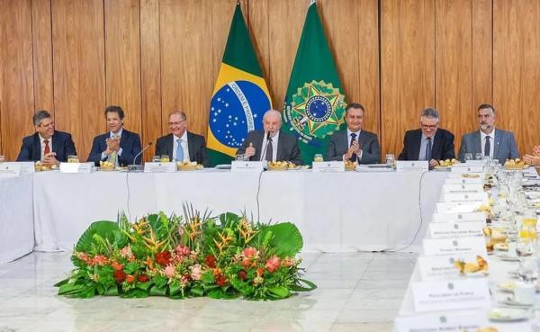 O presidente Lula e ministros durante caf&eacute; com parlamentares no Pal&aacute;cio do Planalto(Imagem:Ricardo Stuckert)
