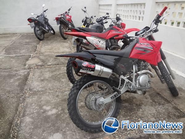 Pol&iacute;cia Militar aprendeu cinco motos no centro de Floriano.(Imagem:FlorianoNews)