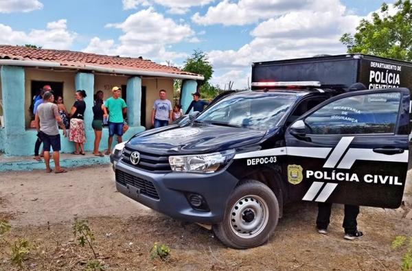 Viatura da Pol&iacute;cia Civil no vel&oacute;rio da v&iacute;tima.(Imagem:Wenddel Veras/Blog do Coveiro)