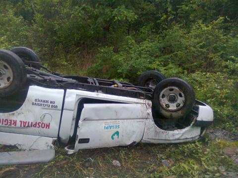 Ambulância de Floriano capota na BR 316