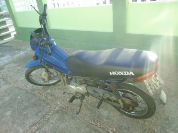 Motocicleta abandonada é encaminhada para o Batalhão da PM de Floriano