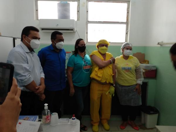 Rep&oacute;rter Amarelinho recebe a primeira dose da vacina contra o Covid-19(Imagem:FlorianoNews)