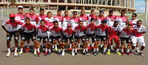 Jogadores do River-PI registram momentos da viagem e fazem foto em Bras&iacute;lia.(Imagem:Divulga&ccedil;&atilde;o)