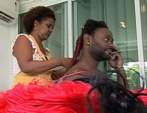 Love troca as tranças, e até Patrícia Amorim entra na onda do artilheiro