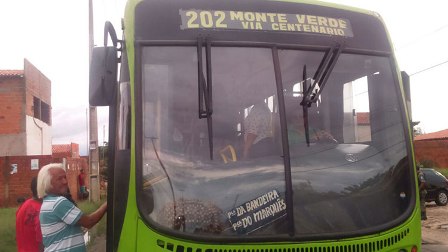 PM apreende dupla com 42 trouxas de maconha dentro de ônibus