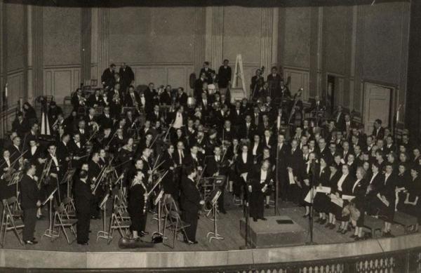 Villa-Lobos em Paris, na apresenta&ccedil;&atilde;o de ?Descobrimento do Brasil?, com a Orquestra Nacional e o Coro da Radiodifus&atilde;o Francesa. Imagem de 28 de fevereiro de 1952.(Imagem:Museu Villa-Lobos/Arquivo)