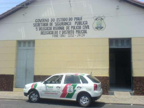 Preso foge algemado e pela porta da frente da delegacia