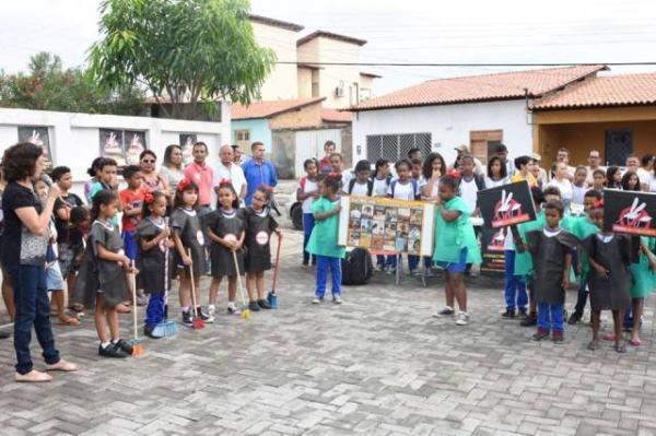 Floriano recebe ações do Dia